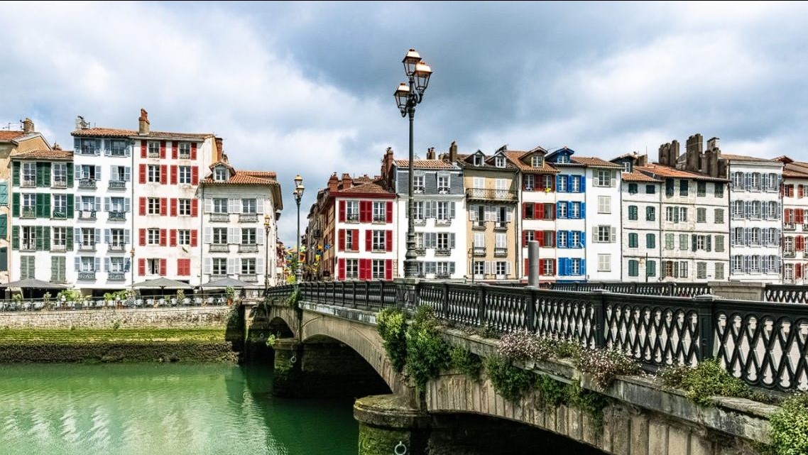 3 pièces 97 m² au 2ème, Appartement au Cœur Historique de Bayonne